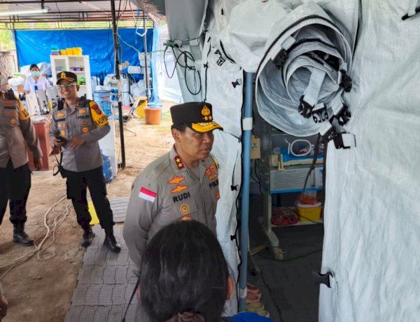 Di Tengah Gempa, Lahir Gempita: Kapolda NTT Sambangi Bayi yang Lahir Saat Bencana di RSUD Aeramo