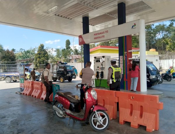 Satlantas Polres SBD Laksanakan Pengamanan dan Penertiban di SPBU Gollu Sapi