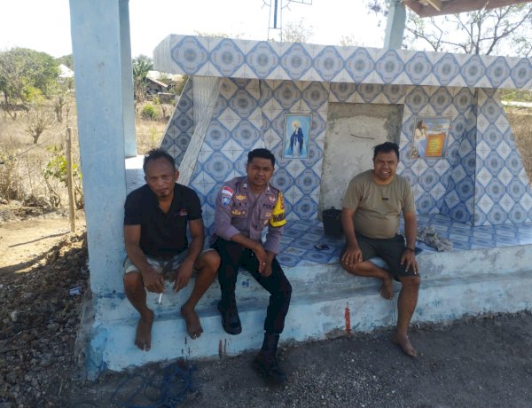 Bhabinkamtibmas Polsek Kota Tambolaka Sambangi Warga Desa Pogotena, Ajak Jaga Kamtibmas