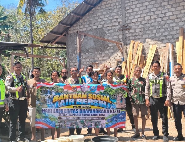 Dalam Rangka HUT Polantas Ke-71, Satlantas Polres Sumba Barat Daya Salurkan Air Bersih untuk Warga Desa Kalaki Kambe
