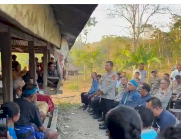 Sampaikan Duka Cita, PJU Polda NTT Bersama Kapolres Sumba Barat Melayat ke Rumah Duka Korban Penembakan