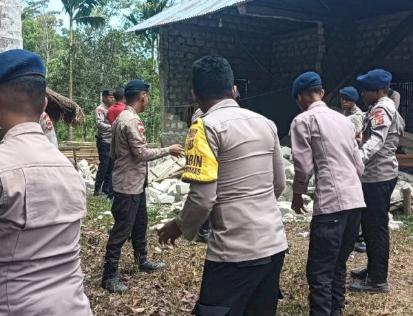 Brimob dan Bhabinkamtibmas Bersihkan Puing Rumah Warga Terdampak Gempa di Desa Leteloko