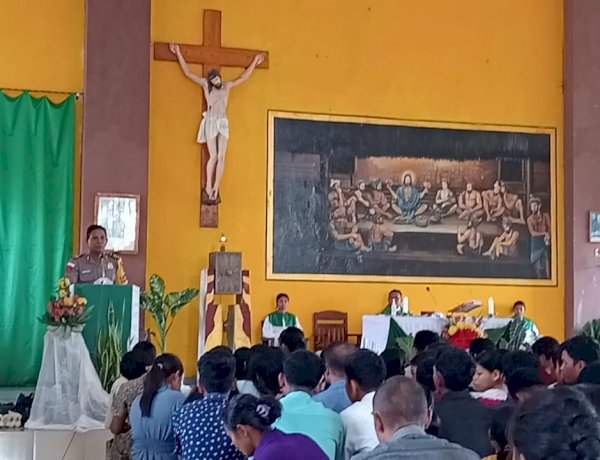 MINGGU KASIH, POLSEK KODI UTARA HADIR DI TENGAH UMAT GEREJA KATOLIK STA. MARIA ASUMPTA HOMBA KARIPIT