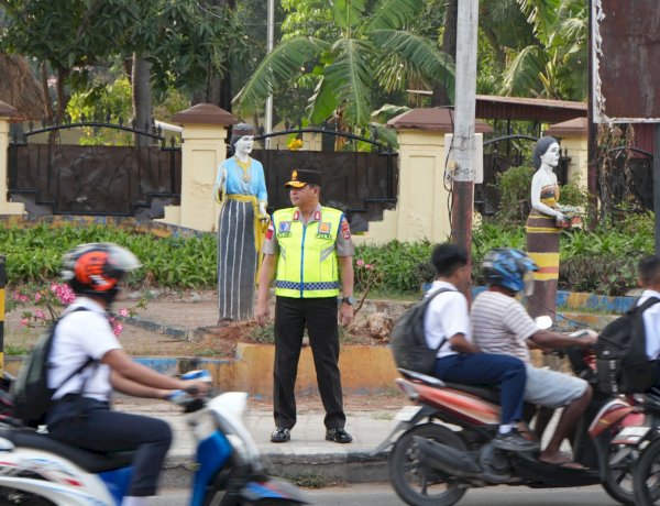 Tak Hanya Memberi Arahan, Kapolda dan Wakapolda NTT Turun Langsung Atur Lalu Lintas di Jam Sibuk Pagi