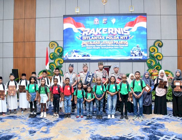 Wujud Kepedulian dan Kasih Sayang, Kapolda NTT Berikan Tali Asih dan Peralatan Sekolah kepada Anak Yatim di Rakernis Ditlantas 2026