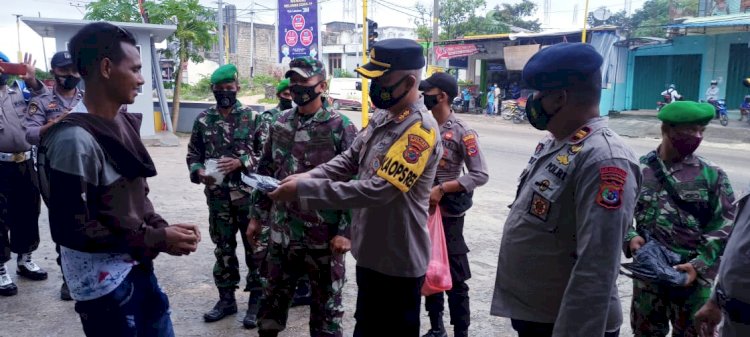 Sinergitas TNI-Polri Berupaya Cegah Penyebaran Covid-19 Dengan Melaksanakan  Bakti Sosial Di Wilayah Hukum Polres Sumba Barat Daya