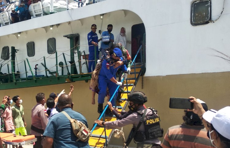 Aksi Evakuasi Ibu Jumariati Yang Usai Melahirkan Di Atas  Kapal Penumpang Oleh Sinergitas TNI-Polri Bersama Petugas Kesehatan Puskesmas Watu Kawula