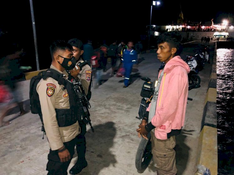 Cegah Tindak Kriminal Saat Malam Hari, Unit Turjawali Sabhara Polres SBD Laksanakan Patroli Sambang Ke Masyarakat Kota Tambolaka