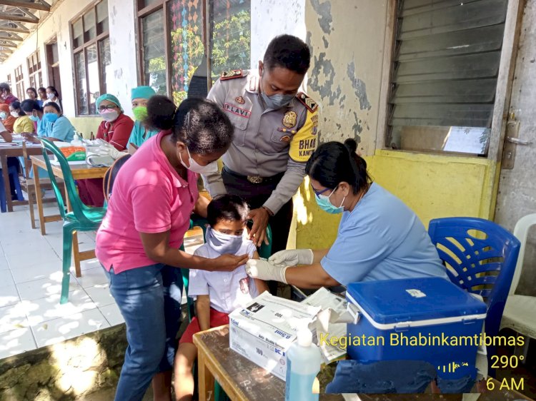 Kejar Capaian Vaksinasi, Personel Polres Sumba Barat Daya Menyiapkan Sarana Prasarana Untuk Pelaksanaan Vaksinasi Massal Sampai Ke Pelosok SBD