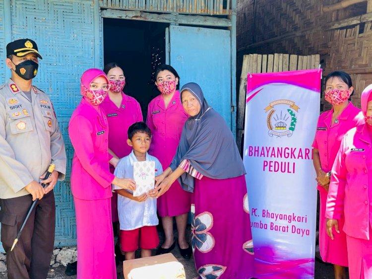 Utamakan Kemanusiaan, Kapolres SBD Di Dampingi Ketua Bhayangkari Berbagi Tali Kasih Bersama Di Kelurahan Langga Lero