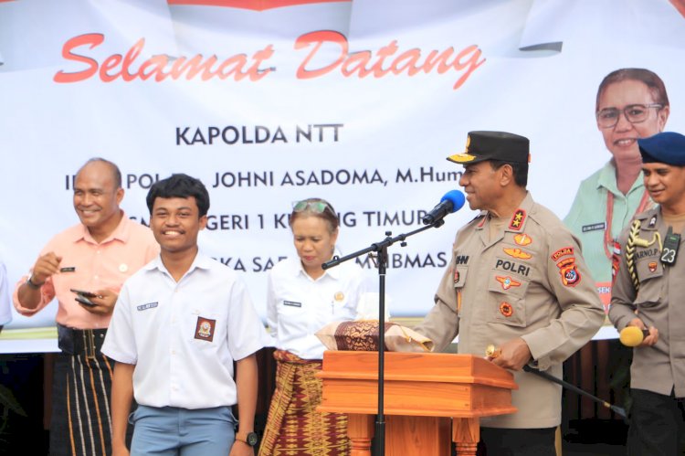 Safari Kamtibmas di SMA Negeri 1 Kupang Timur, Kapolda NTT beri tantangan untuk para siswa yang bisa merangkum dan menceritraakan kembali dalam bahasa Inggris