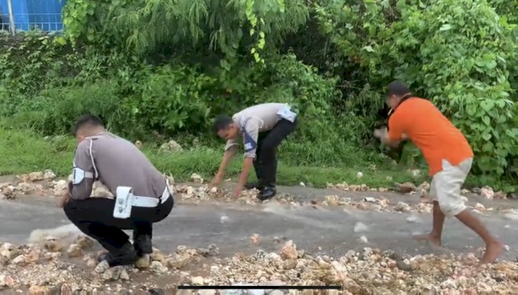 Sat Lantas Polres SBD Bersama Warga Bergotong Royong  Bersihkan Jalanan Yang Tertimbun Bebatuan