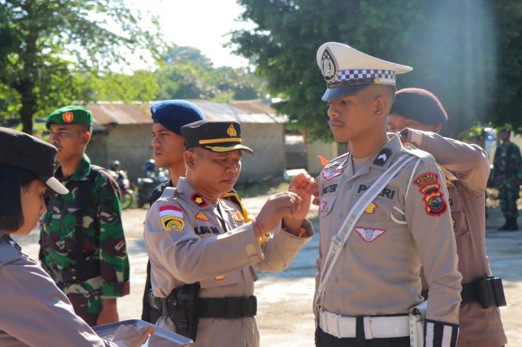 Penyematan Pita Oleh Wakapolres SBD, Tanda Operasi Ketupat Turangga-2023 Di Mulai