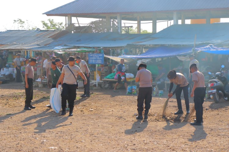 Peduli Kesehatan Lingkungan, Polres SBD Bersama Masyarakat Desa Pogotena Membersihkan Sampah Di Pasar Ombo Komi