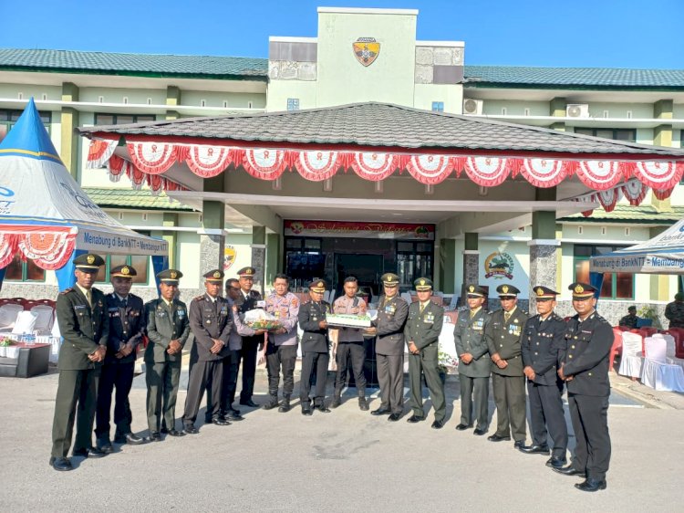 Wujud Sinergitas TNI-Polri, Wakapolres SBD Hadiri Upacara HUT TNI Ke-78 Dengan Membawa Kue Dan Nasi Tumpeng