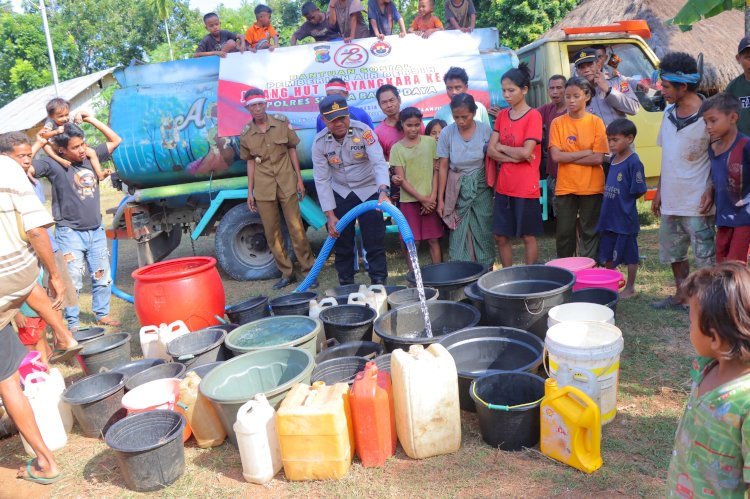 Wujud Kepedulian Polri di Usia 78 Tahun, Polres SBD Salurkan Air Bersih