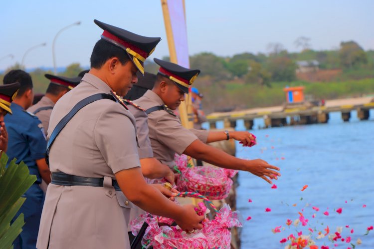 Mengenang Jasa Para Pahlawan, Polres SBD Gelar Upacara Tabur Bunga Di Pelabuhan Waikelo