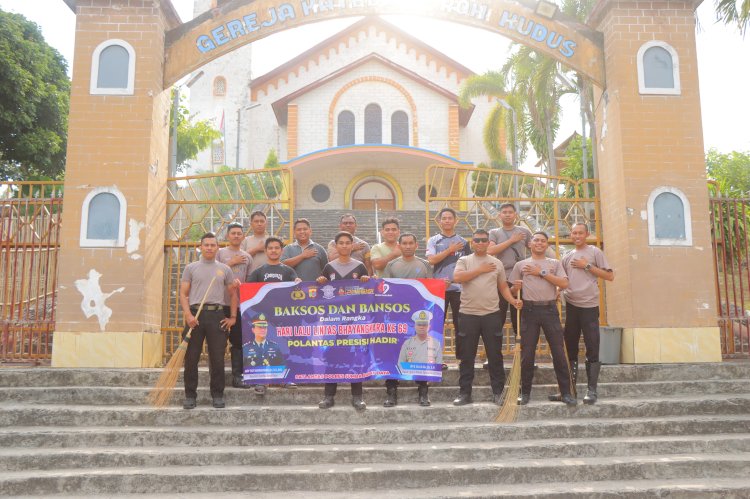 Satuan Lantas Polres SBD Gelar Bakti Sosial Dengan Membersihkan Tempat Ibadah Dalam Rangka HUT Polantas Ke-69