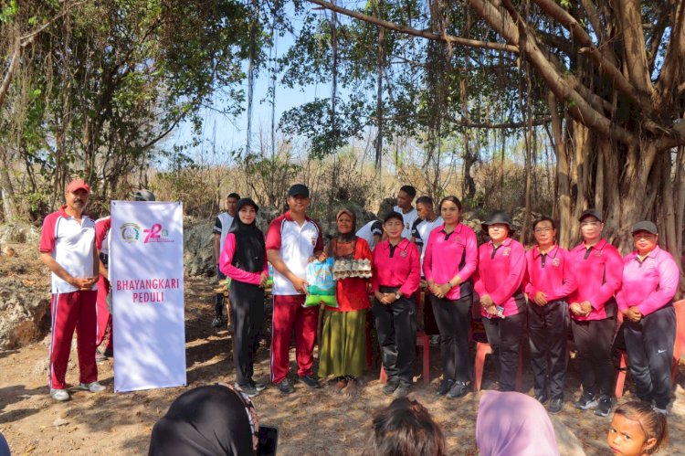 Sambut HUT HKGB Ke-72, Kapolres SBD Dampingi Ketua Bhayangkari Cab. SBD Berbagi Tali Asih Bersama Masyarakat Pemasak Garam Laut