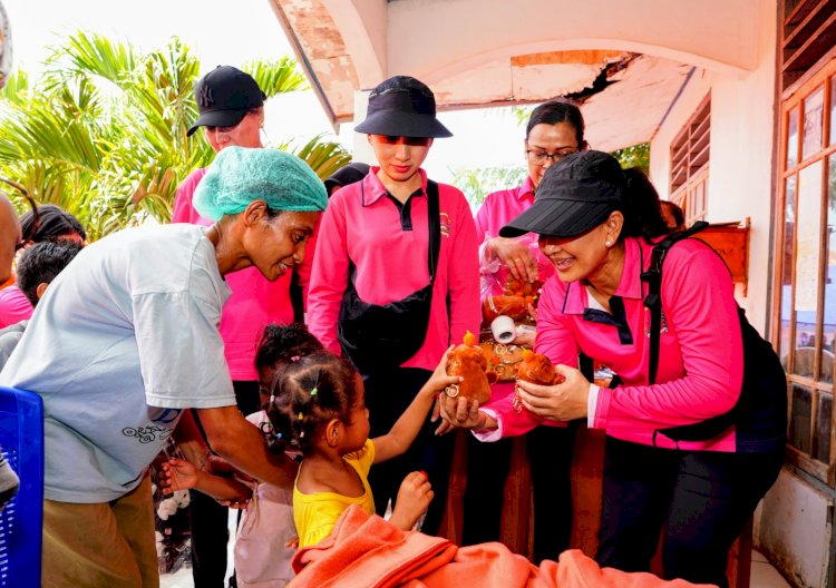 Ketum Bhayangkari Bawa Senyum dan Hadiah untuk Anak-Anak Pengungsi di Flores Timur