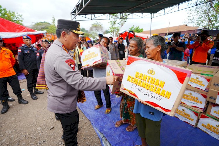 Serahkan Bantuan kepada Warga, Kapolri : Polri Siap Kawal Pemulihan Pengungsi Gunung Lewotobi