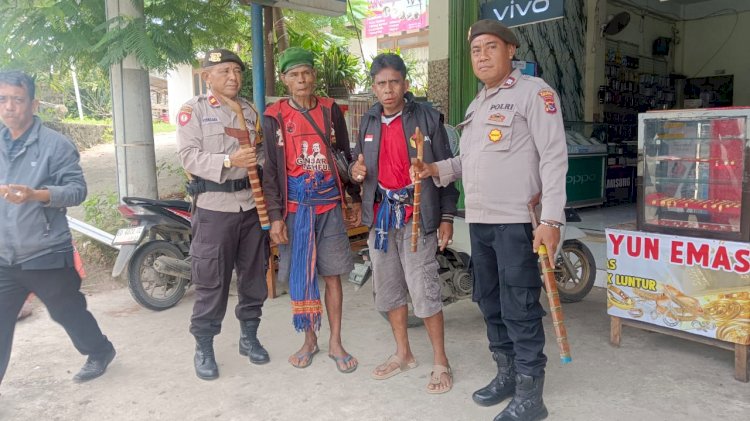 Patroli Cipta Kondisi Pasca Usai Rekapitulasi Perolehan Suara Pilkada Di KPUD, Personel Polres SBD Amankan Senjata Tajam Yang Di Bawa Bukan Pada Tempatnya