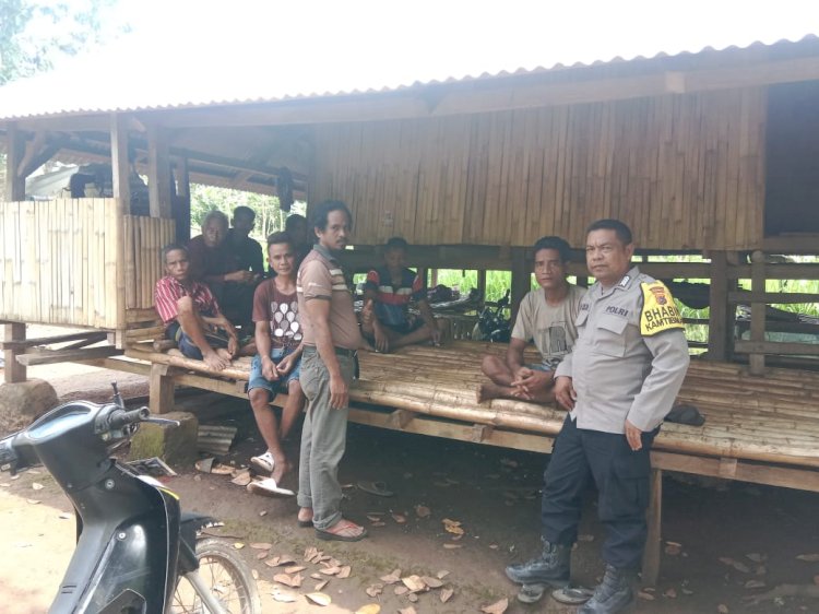 Sambang Warga Binaanya, Bhabinkamtibmas Polsek Kodi Utara Himbau Agar Wilayah Binaannya Tidak Terjadi Gangguan Kamtibmas