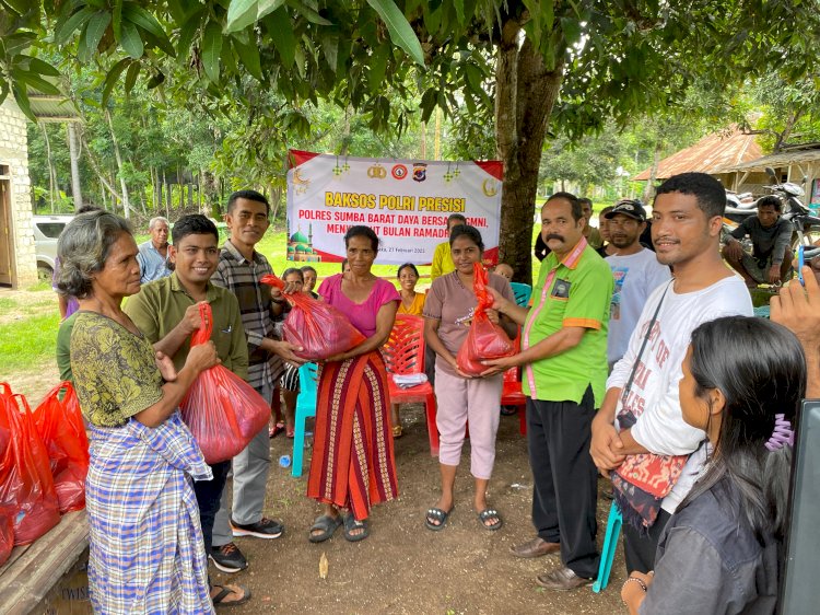 Baksos Polri Presisi Sambut Bulan Ramadhan 1446 H, Polres Sumba Barat Daya Bersinergi Dengan GMNI Berbagi Kasih Bersama Masyarakat Yang Kurang Mampu