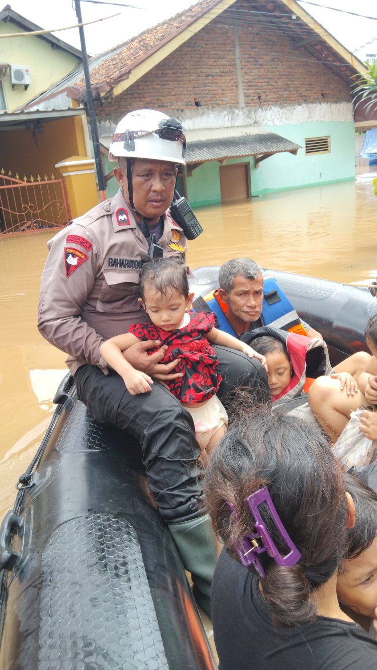 Tim SAR Korbrimob Polri Gerak Cepat Evakuasi Korban Banjir di Jakarta Timur