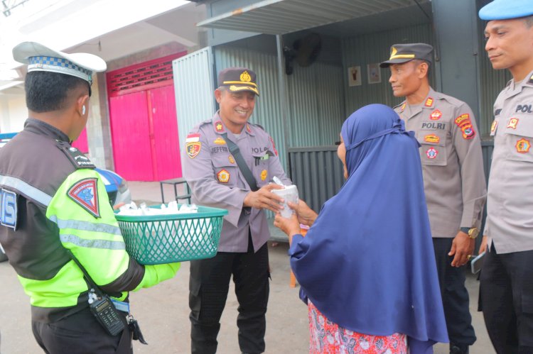 Warnai Bulan Suci Ramadhan, Sat Lantas Polres Sumba Barat Daya Membagi-Bagi Takjil Jelang Buka Puasa