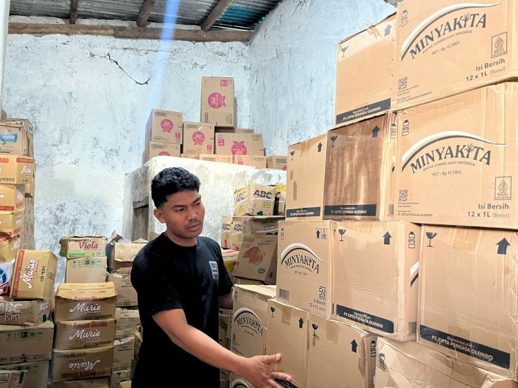 Pastikan Isi Bersih Minyak Gorang, Unit Tipidter Sat Reskrim Polres Sumba Barat Daya Lakukan Pengecekan Di Beberapa Penjual