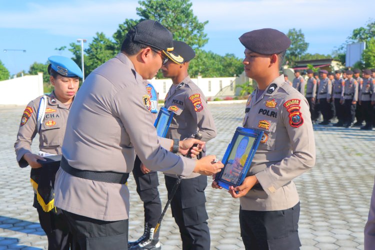 Polres Sumba Barat Daya Gelar Upacara Pemberhentian Tidak Hormat (PTDH) Terhadap Anggota yang Melanggar Kode Etik