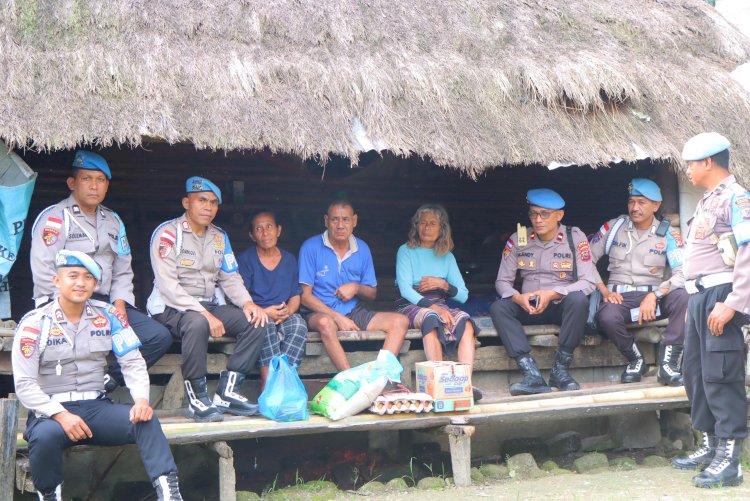 Sambut Hut Bhayangkara Ke-79, Propam Polres Sumba Barat Daya Berbagi Tali Asih