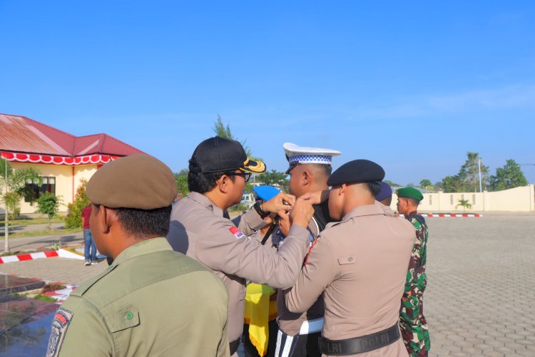 Kapolres Sumba Barat Daya Sematkan Pita Tanda Dimulainya Operasi Patuh Turangga 2025