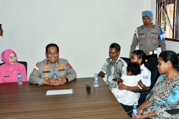 Kapolda NTT Beri Kejutan Haru, Pertemukan Dua Siswa SMR 19 dengan Orang Tua Mereka