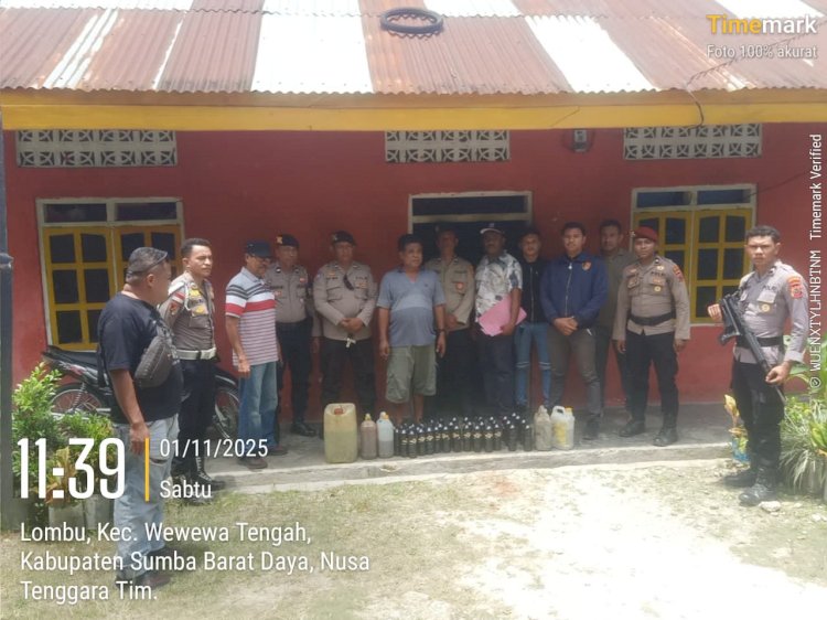 POLRES SUMBA BARAT DAYA BERHASIL MENYITA RATUSAN LITER MINUMAN KERAS BERALKOHOL JENIS PECI