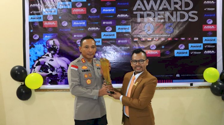 Seminar Nasional Peringati Hari Pahlawan 2025, Kapolres Sikka Terima Penghargaan “Best Inspiring and Visionary” dari Indonesia Visionary Leader