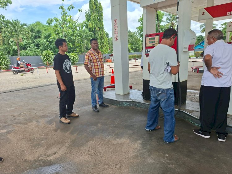 SAT RESKRIM POLRES SUMBA BARAT DAYA PASTIKAN KUALITAS BBM DI SPBU MEMENUHI STANDAR