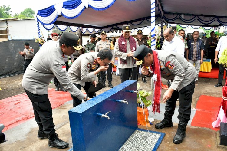 Wakapolri Bersama Perwakilan Akpol ’90 Dhira Brata Resmikan Sumur Bor dan Serahkan Bantuan untuk 2.983 Warga Pengungsi Lewotobi di Huntara II Konga