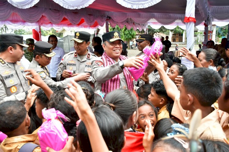 Wakapolri Bersama Perwakilan Akpol ’90 Dhira Brata Resmikan Sumur Bor dan Serahkan Bantuan untuk 2.983 Warga Pengungsi Lewotobi di Huntara II Konga