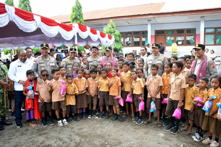 Wakapolri Bersama Perwakilan Akpol ’90 Dhira Brata Resmikan Sumur Bor dan Serahkan Bantuan untuk 2.983 Warga Pengungsi Lewotobi di Huntara II Konga