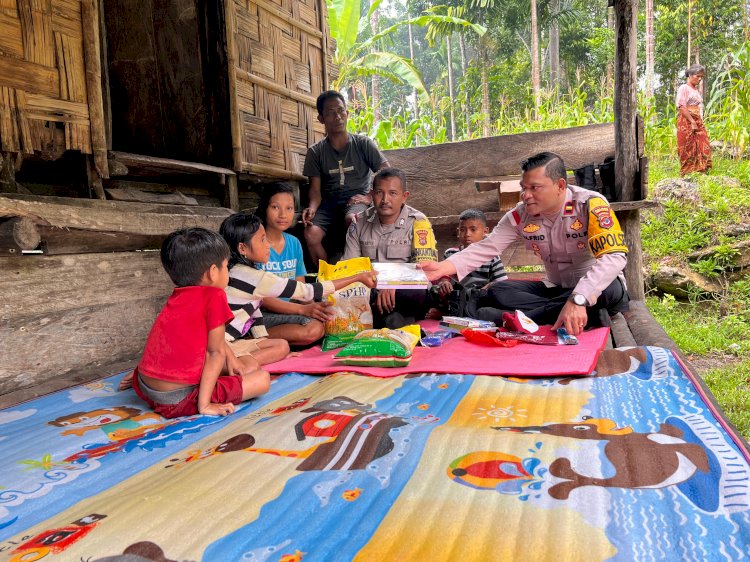 POLSEK WEWEWA BARAT SALURKAN BANTUAN SOSIAL MELALUI PROGRAM “MINGGU KASIH” DI DESA RABA EGE