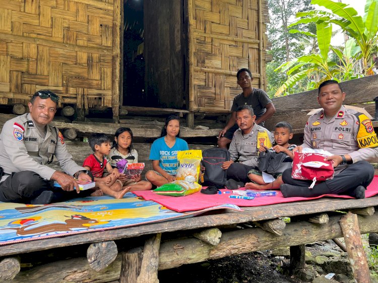 POLSEK WEWEWA BARAT SALURKAN BANTUAN SOSIAL MELALUI PROGRAM “MINGGU KASIH” DI DESA RABA EGE