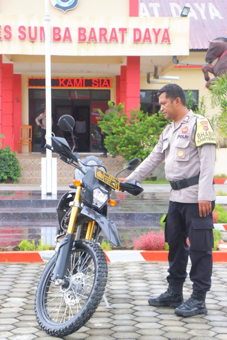 Bhabinkamtibmas Polres Sumba Barat Daya Sampaikan Terima Kasih kepada Komisi III DPR RI atas Bantuan Motor Dinas