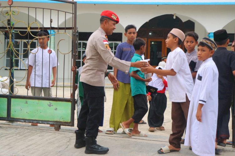 Polres Sumba Barat Daya Bagikan Takjil, Wujudkan Kepedulian di Bulan Suci Ramadhan