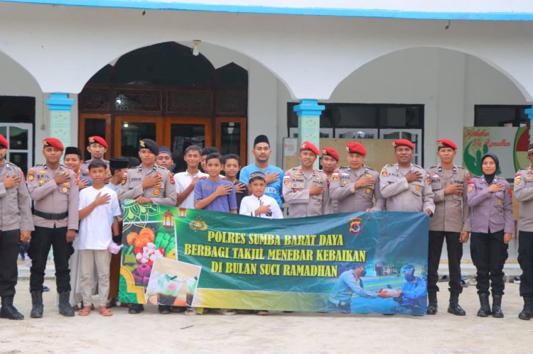 Polres Sumba Barat Daya Bagikan Takjil, Wujudkan Kepedulian di Bulan Suci Ramadhan