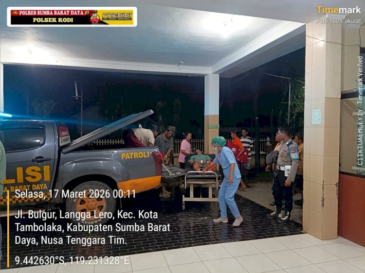 Personil Polsek Kodi Bantu Evakuasi Pasien Darurat ke RS Karitas Waitabula