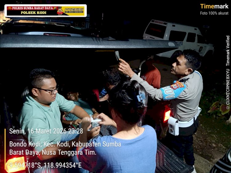 Personil Polsek Kodi Bantu Evakuasi Pasien Darurat ke RS Karitas Waitabula