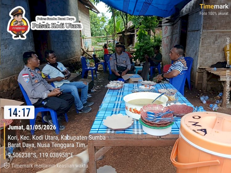 POLSEK KODI UTARA BERSAMA MASYARAKAT DAN PELAJAR MELAKSANAKAN GOTONG ROYONG PERBAIKAN JALAN BERLUBANG