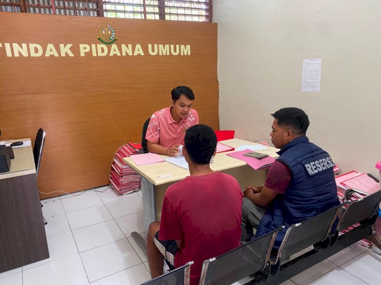 Satreskrim Polres Sumba Barat Daya Laksanakan Tahap II, Serahkan Tersangka dan Barang Bukti Kasus Pencurian dengan Pemberatan ke Kejaksaan